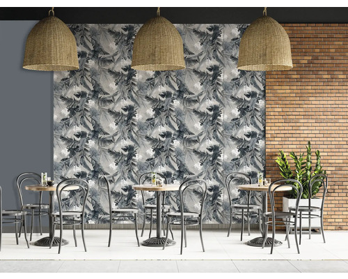 Restaurant Interieur mit floraler Tapete, Holztischen und Korblampen
