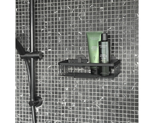 Duschablage mit Shampoo und Spülung an einer gefliesten Wand