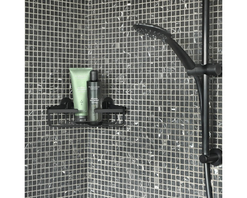 Duschszene mit Duschkopf, Duschstange und Duschregal mit Pflegeprodukten an einer gefliesten Wand