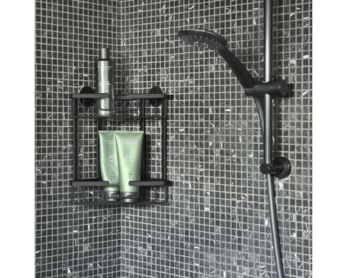 Duschszene mit Duschregal und Duschkopf