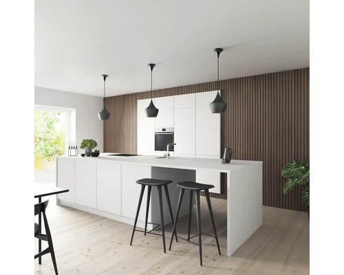 Helle Küche mit Kücheninsel, Barhockern und Hängelampen.