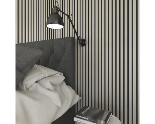 Schlafzimmer mit Wandpaneelen, Nachttischlampe und gepolstertem Kopfteil