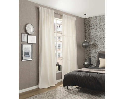 Schlafzimmer mit Bett, Teppich, Uhr und weißen Vorhängen