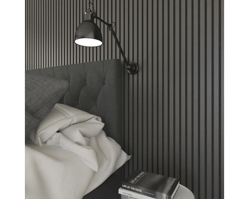 Schlafzimmer mit Bett, Wandpaneelen und Wandleuchte