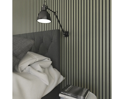 Schlafzimmerwand mit Holzpaneelen, Bettkopfteil und verstellbarer Wandleuchte.