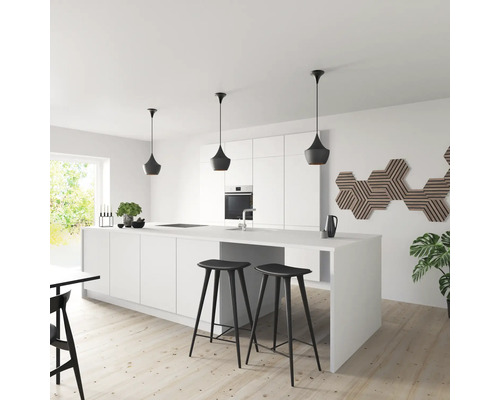 Moderne Küche mit Kochinsel, Barhockern und Pendelleuchten.