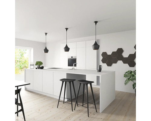 Moderne Küche mit Kücheninsel, Barhockern und Pendelleuchten.