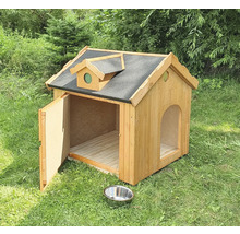 Holzhundehütte mit offenstehender Tür und Futternapf