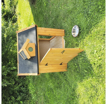 Hundehütte aus Holz mit geöffneter Tür und Futternapf im Garten