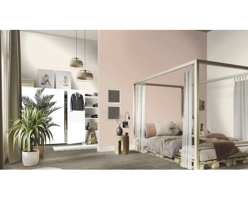 Schlafzimmer mit Himmelbett, Kleiderschrank und Zimmerpflanze