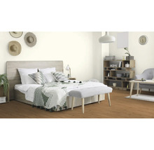 Helles Schlafzimmer mit Bett, Bank und Regalen aus Holz