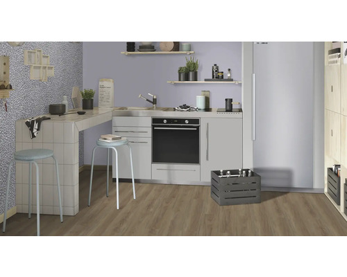 Küchenszene mit Küchenzeile, Regalen, zwei Hockern und Holzboden