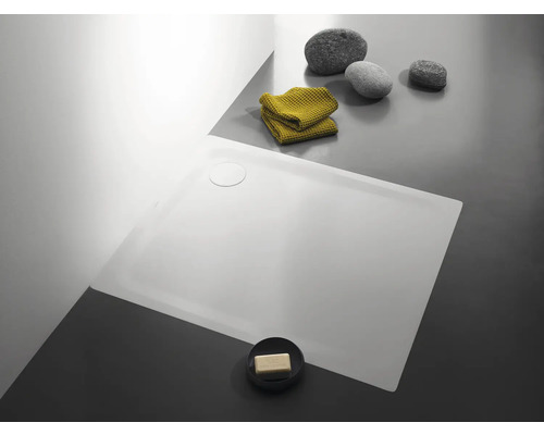 Rechteckige Duschwanne mit Handtüchern, Steinen und Seife