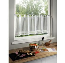 Gardinenstore am Fenster über einer Küchentheke mit Zutaten