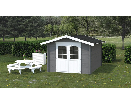 Garten Szene mit Gerätehaus aus Holz, Picknicktisch und Pflanzenkübel