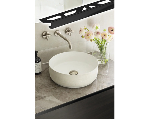Modernes Badezimmer mit Aufsatzwaschbecken, Armatur, Blumenstrauß und LED-Profil