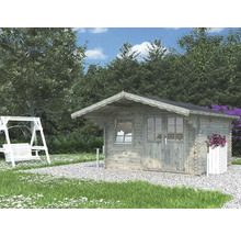 Garten mit Gartenhaus aus Holz und Gartenschaukel
