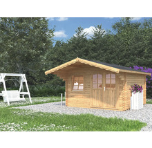 Holzgartenhaus mit Doppeltür, Fenster und Blumenschmuck neben einer Schaukel im Garten.