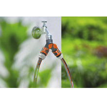 Gardena Wasserverteiler an einem Wasserhahn mit zwei angeschlossenen Gartenschläuchen