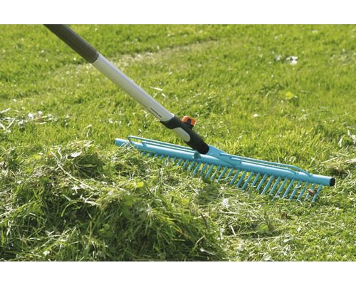 Rasenrechen mit Teleskopstiel auf Rasen