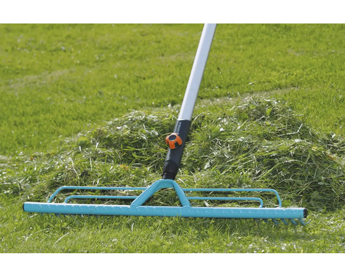 Gartenrechen zum Zusammenkehren von Grasschnitt auf Rasen