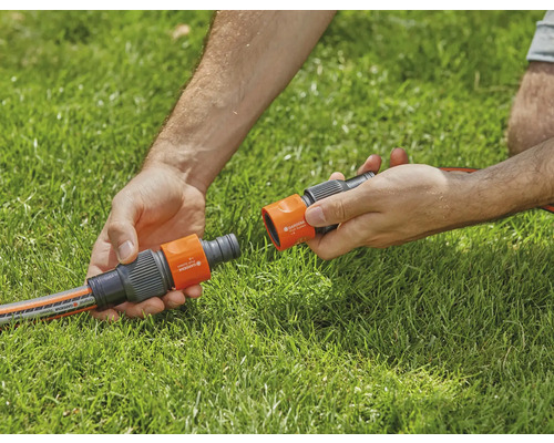 Zwei Garten-Schnellkupplungen werden verbunden