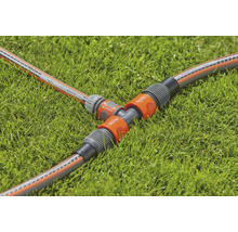 Gardena T-Stück Verbinder für Gartenschläuche auf Rasen