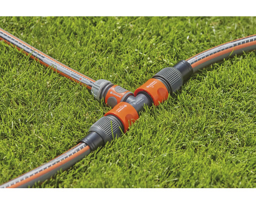 Gardena T-Stück Verbinder für Gartenschläuche auf Rasen
