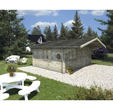 Garten mit Holzgartenhaus, Dartscheibe und Sitzgruppe