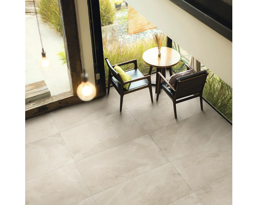 Heller Raum mit Fliesenboden, Tisch und Stühlen