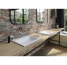 Badezimmer mit Doppelwaschbecken, Spiegel und Backsteinwand für ein modernes Ambiente