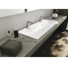 Badezimmer Waschtisch mit Armaturen, Handtüchern, Seife und Blumenvase