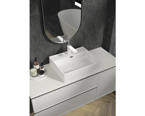 Modernes Badezimmer mit Aufsatzwaschbecken, Spiegel und Waschtischunterschrank