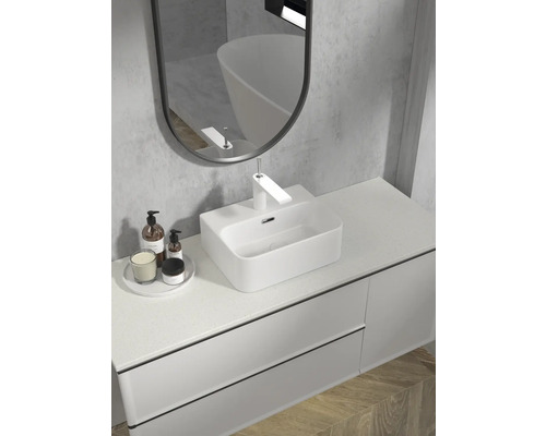Modernes Badezimmer mit weißem Waschtisch, Aufsatzwaschbecken und Spiegel