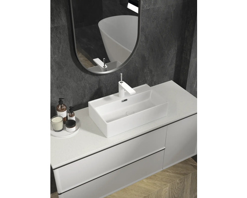 Modernes Badezimmer-Interieur mit weißem Waschtisch, Aufsatzwaschbecken, Armatur und Spiegel