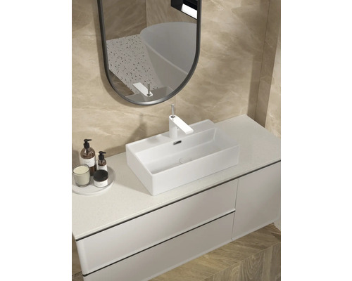 Modernes Badezimmer mit Waschbecken, Armatur, Spiegel und Waschtischunterschrank