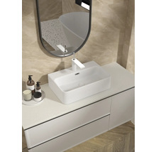 Modernes Badezimmer mit Waschtisch, Aufsatzwaschbecken, Armatur und Spiegel