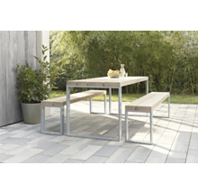 Gartenszene mit Esstisch und Bänken aus Holz und Metall