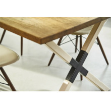 Esstisch mit Tischbeinen aus Holz und Metall