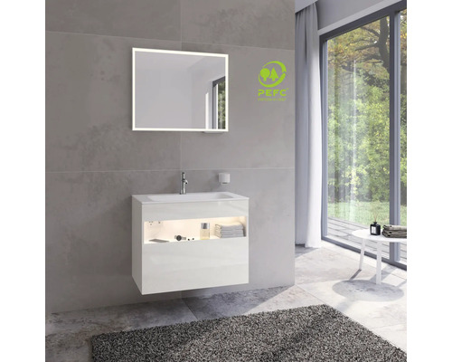 Badezimmer mit Waschbeckenunterschrank, Spiegel mit Beleuchtung und PEFC Siegel