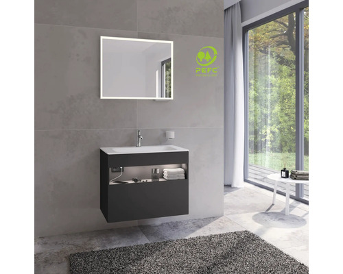 Badezimmer mit Waschbeckenunterschrank, Spiegel mit Beleuchtung und PEFC Siegel für nachhaltige Forstwirtschaft