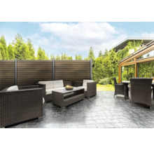Terrasse mit Sichtschutzzaun und Gartenmöbeln