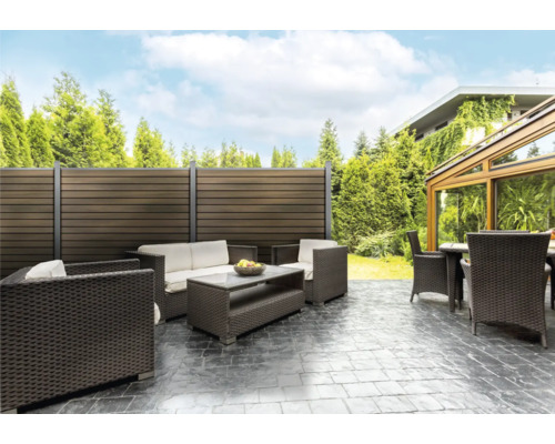 Terrasse mit Sichtschutzzaun und Gartenmöbeln