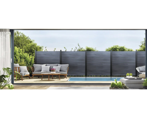 Terrasse mit Gartenmöbeln, Pool und Sichtschutzzaun