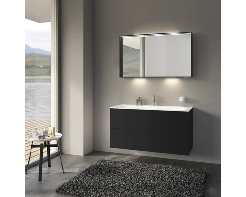 Modernes Badezimmer mit Waschbeckenunterschrank, Spiegel und Teppich