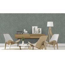 Wohnzimmer mit gemusterter Tapete, Holzmöbeln und Dekorationen