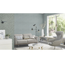 Wohnzimmer mit Sofa, Sessel, Stehlampe und Tapete