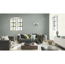 Wohnzimmer mit Tapete, Ledersofa, Holztisch und Tageslicht