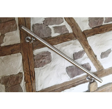 Edelstahl-Handlauf an einer Wand mit Fachwerk