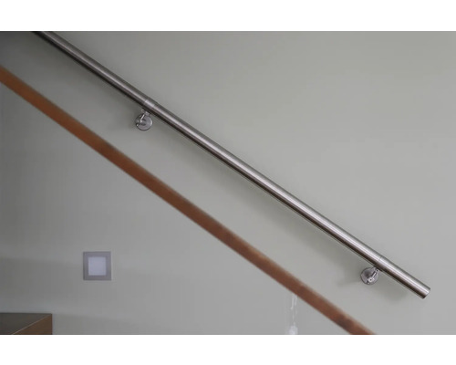 Treppenhaus mit Edelstahlgeländer zur Wandmontage